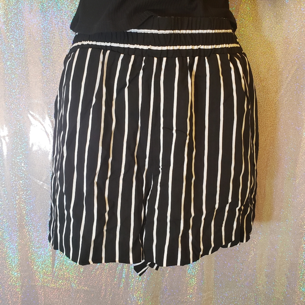 Apt 9 Size Medium Black and White Stripped Shorts